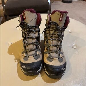 Solomon men’s Hiking Boots 9.5